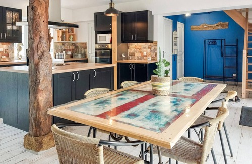 Cherrueix House | Escape from the stressful everyday life and spend a nice vacation in this vacation home.