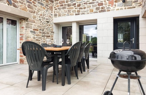 Cherrueix House | Escape from the stressful everyday life and spend a nice vacation in this vacation home.