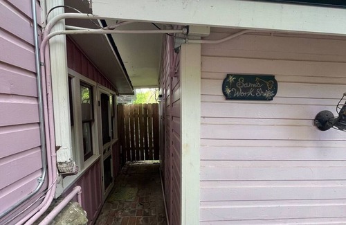 Eureka Springs Historic District Cottage | Escape from the Ordinary in a Quirky Eurekan Cottage, WiFi & AC- Sam's Workshop