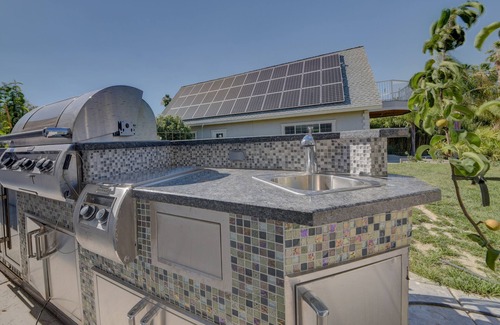 Las Vegas Villa | 🌴 Escape in a private pool, jacuzzi, bbq, koi pond, garden, best outdoor area!