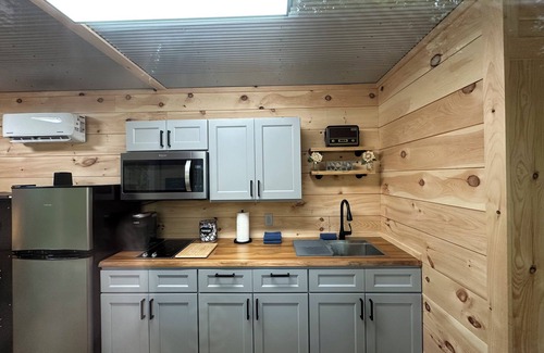 Stanton Cabin | ESCAPE!-In The Woods of Red River Gorge!-Hot Tub-High Speed WIFI!-Outdoor Shower