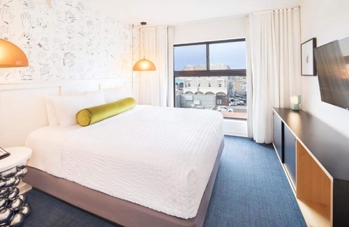 Venice Hotel | Escape in Venice | Kitchen | Balcony | Rooftop Lounge | Free Breakfast