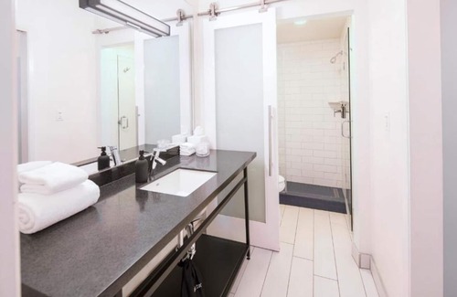 Venice Hotel | Escape in Venice | Kitchen | Balcony | Rooftop Lounge | Free Breakfast