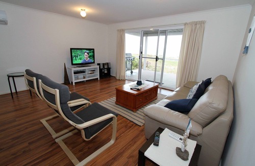 Para Wurlie House | Escape on Esplanade ~ Absolute Beachfront - Winter Specials!!!