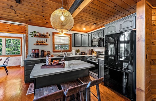 Townsend Cabin | Escape & Play: Chic Mountain Cabin with Hot Tub Firepit & Game Room