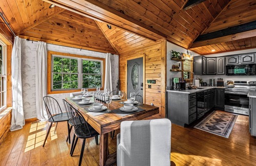 Townsend Cabin | Escape & Play: Chic Mountain Cabin with Hot Tub Firepit & Game Room
