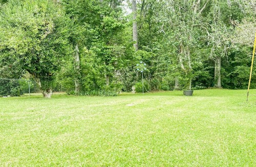 De Kalb House | Escape: Relaxing 3-BR Home near Meridian & Casinos. Spacious, Glassed-in Patio