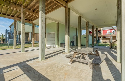 Crystal Beach House | Escape | Steps to Beach | Large Deck | Dog Haven