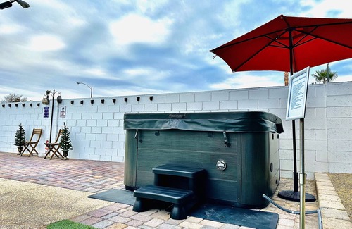 Las Vegas House | ESCAPE THE MADNESS with no better place to relax! NEW LUXURY SPA AND HUGE POOL!