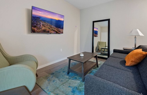 Crossroads Arts District Condo | Escape the Ordinary and Stay in Our Exclusive Accommodation 326