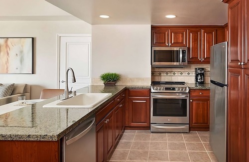 Las Vegas Hotel | Escape the Vegas Bustle! 2 Suites w/Living Area | Close to Festival Grounds