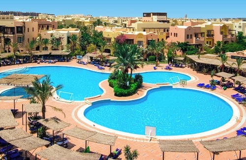 Makadi Bay Hotel | Escape to 3 Comfortable Rooms Near Makadi Water World Aqua Park | Free Parking