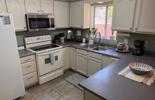 Cottonwood-Verde Village House | Escape to a charming 3-bedroom, 2-bath retreat in Cottonwood, AZ. Nestled near Sedona’s red rocks.