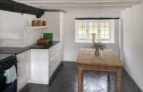 Ilton Cottage | Escape to a cosy six-bedroom holiday home in Ilton.