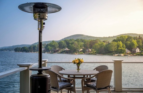 New Fairfield House | Escape to a Luxury Lakehouse Retreat- Chefs Indoor Outdoor Kitchen Hot Tub Steam