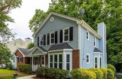Northwest Raleigh House | Escape to Blue Wilderness: A stylish townhouse