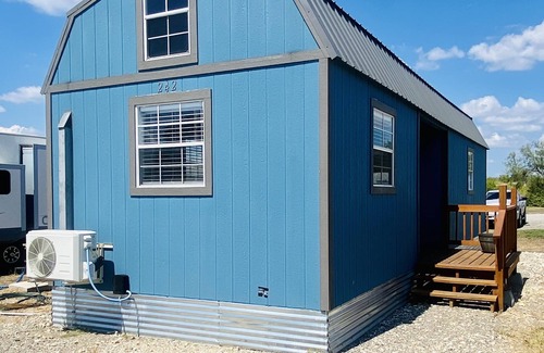 Lockhart House | Escape to Comfort & Charm for 4 in Texas’ BBQ Hub!