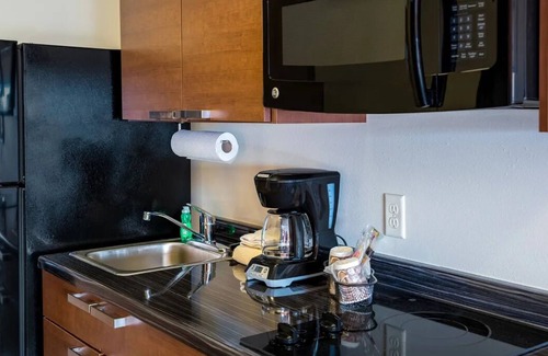 St. George Hotel | Escape to Comfort: Room with Kitchen Near Local Attractions, Pet-Friendly