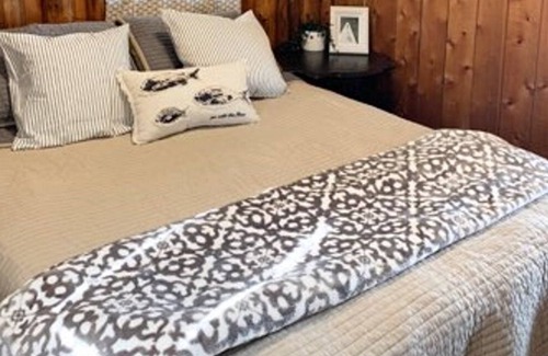Bellaire Cottage | ESCAPE TO DARLING LAKEFRONT COTTAGE #2 PHILLIPS POINT BELLAIRE, MI