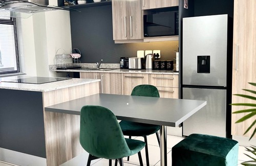 Greater Johannesburg Metropolitan Area Apartment | Escape to Haven on 9th: Where Sandton's Energy Meets Tranquility.