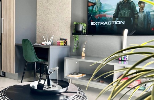 Greater Johannesburg Metropolitan Area Apartment | Escape to Haven on 9th: Where Sandton's Energy Meets Tranquility.