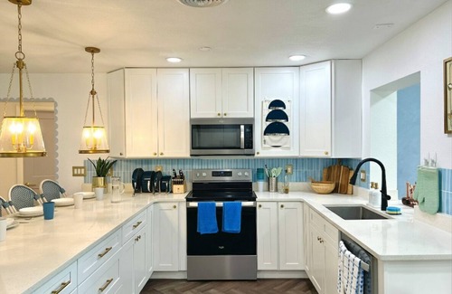 Melbourne House | Escape to La Dolce Villa, Pool, Alfresco Dining, Pergola, Lawn Games, 5mi Beach