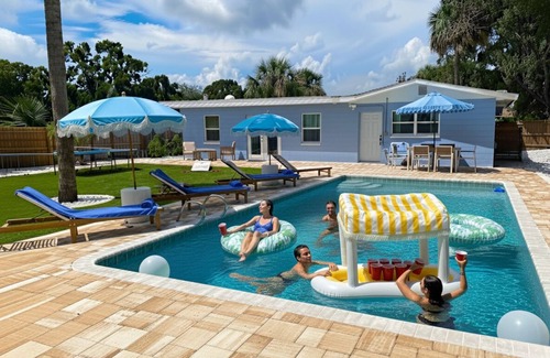 Melbourne House | Escape to La Dolce Villa, Pool, Alfresco Dining, Pergola, Lawn Games, 5mi Beach