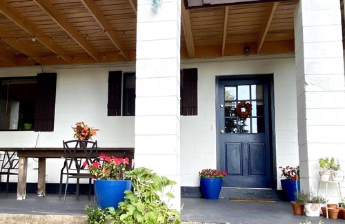 Blairsville Apartment | Escape to Lakeview Mountain Inn, serene lakeside beauty.