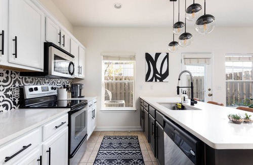 Hurwood Heights House | Escape to Luxury: Nashville's Chic Townhouse Haven/Near Gulch and Downtown