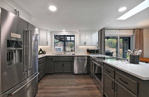 Medford House | ✨Escape to Manor Hill Haven! Accessible 2BR retreat with hot tub, modern comfort & mountain views. Perfect for families, couples & business travelers.