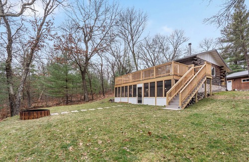 Wisconsin Dells Cabin | Escape to our charming cabin, where rustic elegance meets modern comfort!