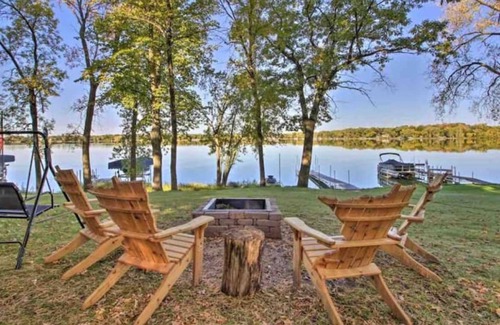 Pine City Cabin | Escape to our cozy Lakeside Cabin-great sunset views-1 hour from Cities