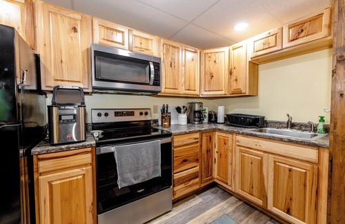 Ingles House | Escape to our cozy lakeview cabin with modern amenities, spacious decks and serene surroundinngs.