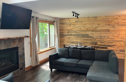 South Haven Cabin | Escape to our delightful 2-bed, 2-bath home located on Lake Augusta Channel.