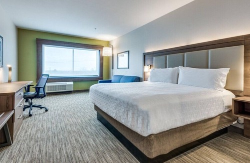 Denton House | Escape to our Lovely Retreat! Enjoy Pool & Gym!
