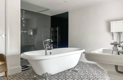 Carmarthen Cottage | Escape to our pet-friendly haven nestled in the heart of Carmarthen.