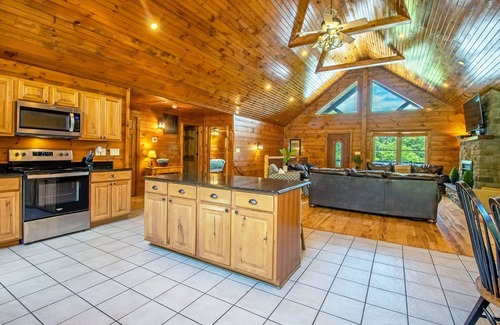 Stanley House | Escape to Page Valley Retreat! Hot Tub, Mountain Views, Fire Pit