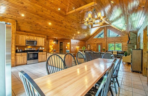 Stanley House | Escape to Page Valley Retreat! Hot Tub, Mountain Views, Fire Pit