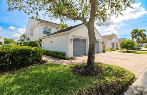 Naples Condo | ESCAPE TO PARADISE! 2 Bed + Den/2 Bath First-Floor SEASONAL Condo in The Strand
