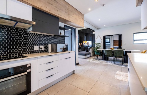 Bloubergstrand House | Escape to Paradise: Your Ultimate Beachside Retreat Awaits!