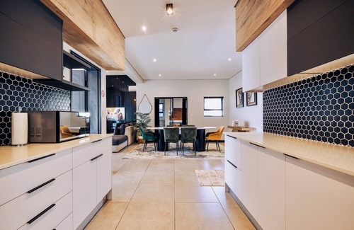 Bloubergstrand House | Escape to Paradise: Your Ultimate Beachside Retreat Awaits!