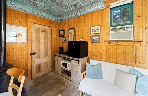 Julian House | Escape to Rustic Studio | Fireplace + Modern Comfort