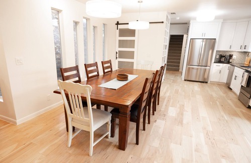 Apache Shores House | Escape to serenity: Family-friendly retreat near the city