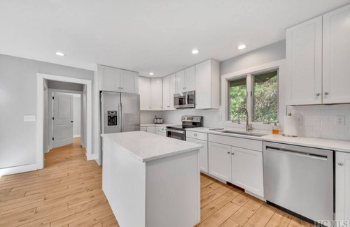 Lake Toxaway House | Escape to Serenity: Lakefront Paradise Awaits! AMENITIES INCLUDED
