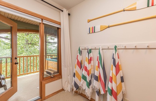 East Kootenay House | Escape to the Canadiana Cabin, True Ski In/Ski Out with Private Hot Tub