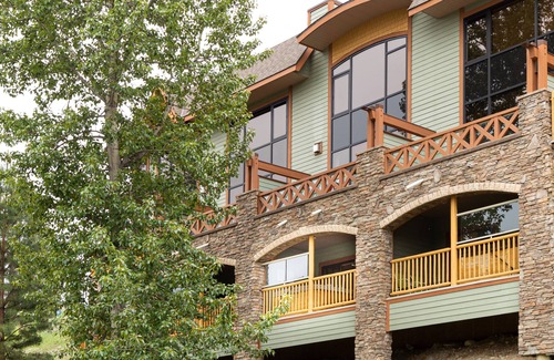 East Kootenay House | Escape to the Canadiana Cabin, True Ski In/Ski Out with Private Hot Tub