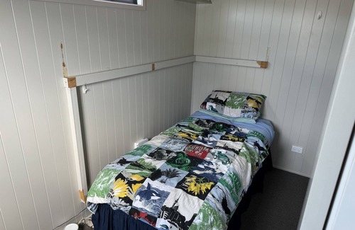 Waihi Beach Cabin | Escape to the idyllic shores of Waihi Beach.