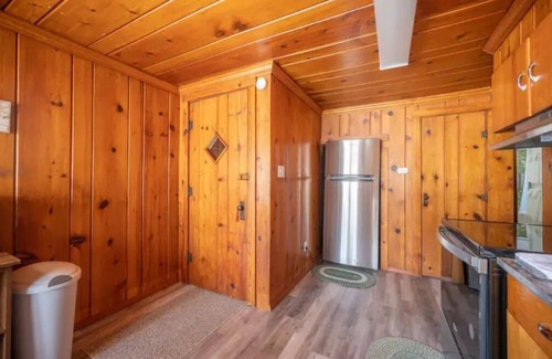 Houghton Lake Apartment | Escape to the Lake! Rustic Apt