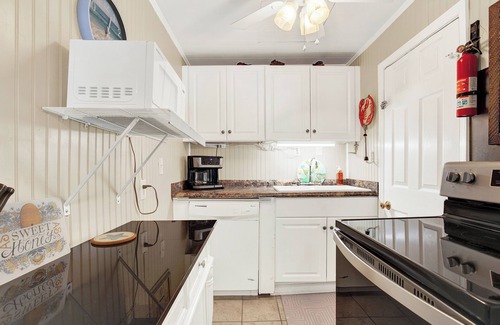 Tybee Island Cottage | Escape to this charming 2-bedroom, 1-bath beach cottage