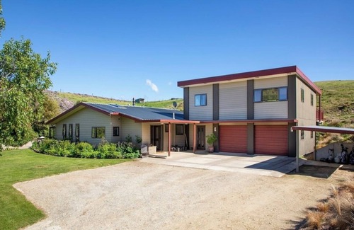 Clyde Apartment | Escape to this modern farm getaway